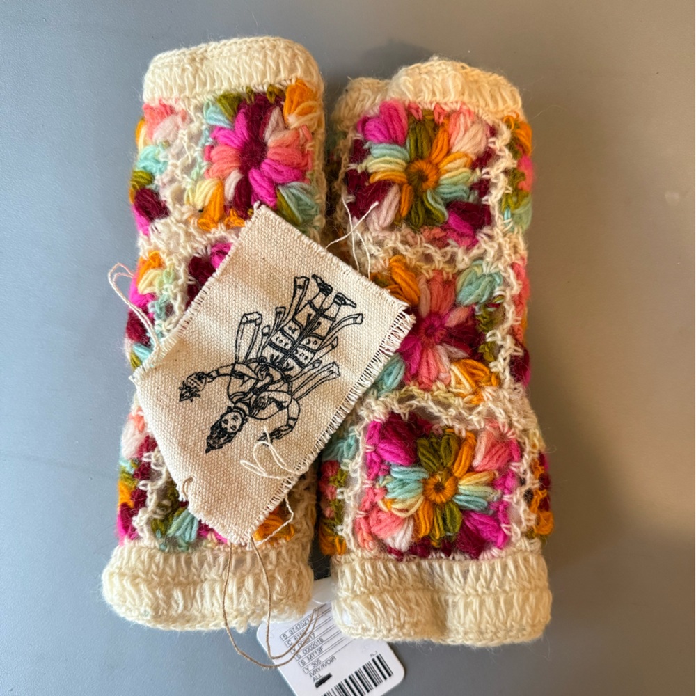 Free People
Multicolor flower mittens
Never been used 
Finger tips exposed